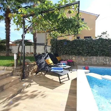 Сasa de vacaciones Lili With Pool *